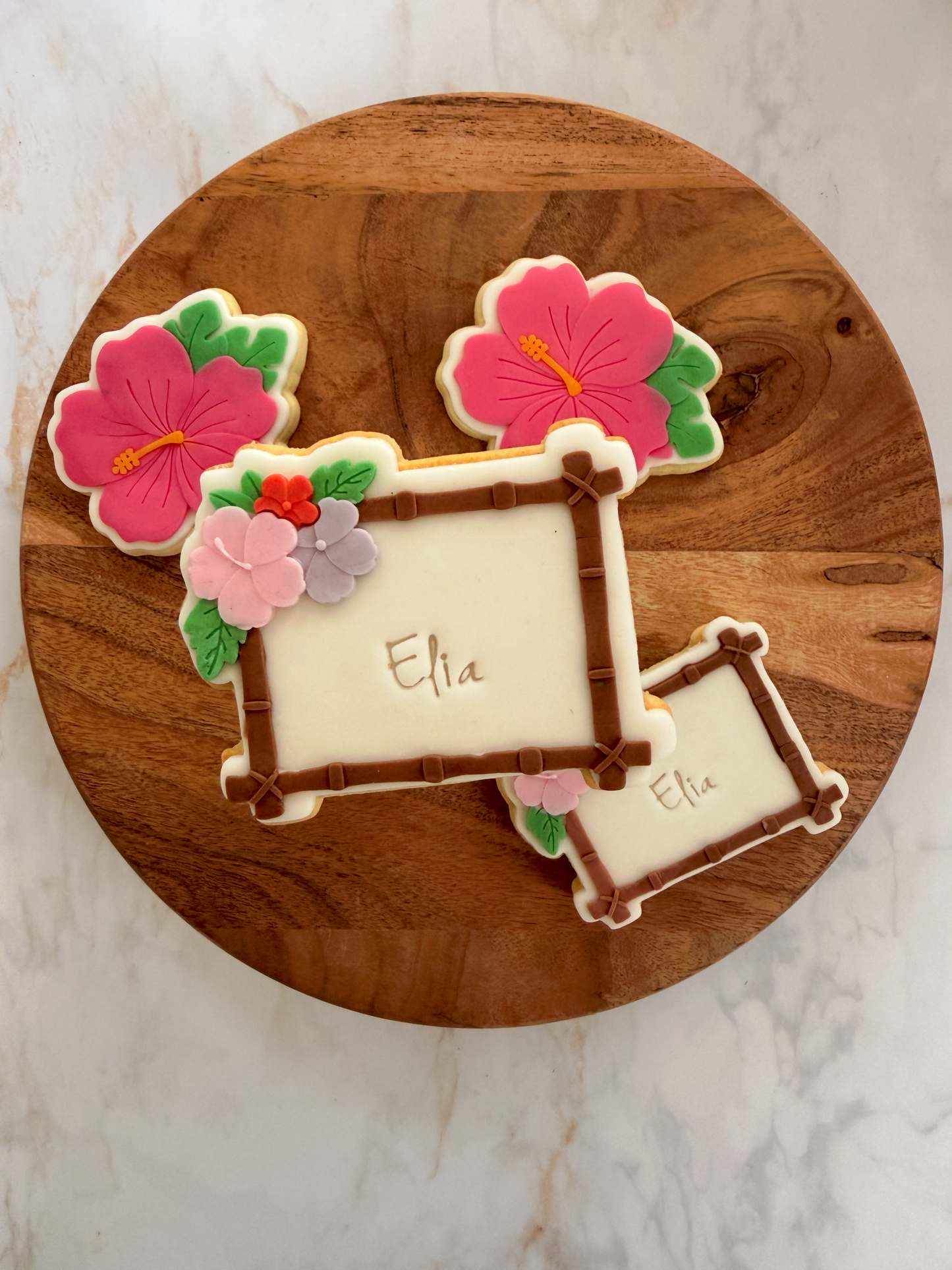 Biscuit décoré thème tropical Ahloa avec fleur d’hibiscus rose
Sablé artisanal exotique décoré en pâte à sucre
Biscuits décorés ambiance îles paradisiaques