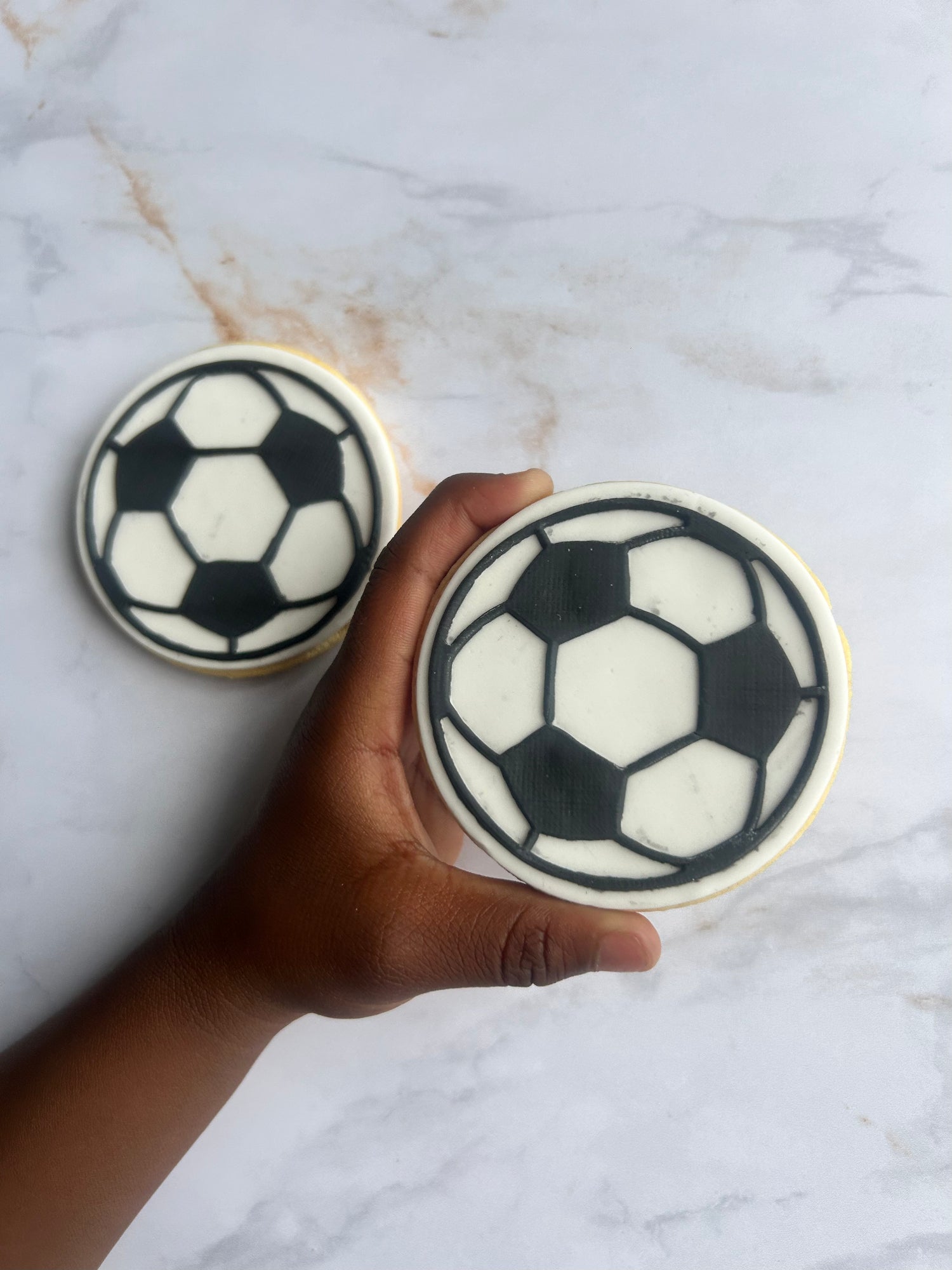 Biscuit sablé décoré en pate à sucre Ballon de foot blanc et noir