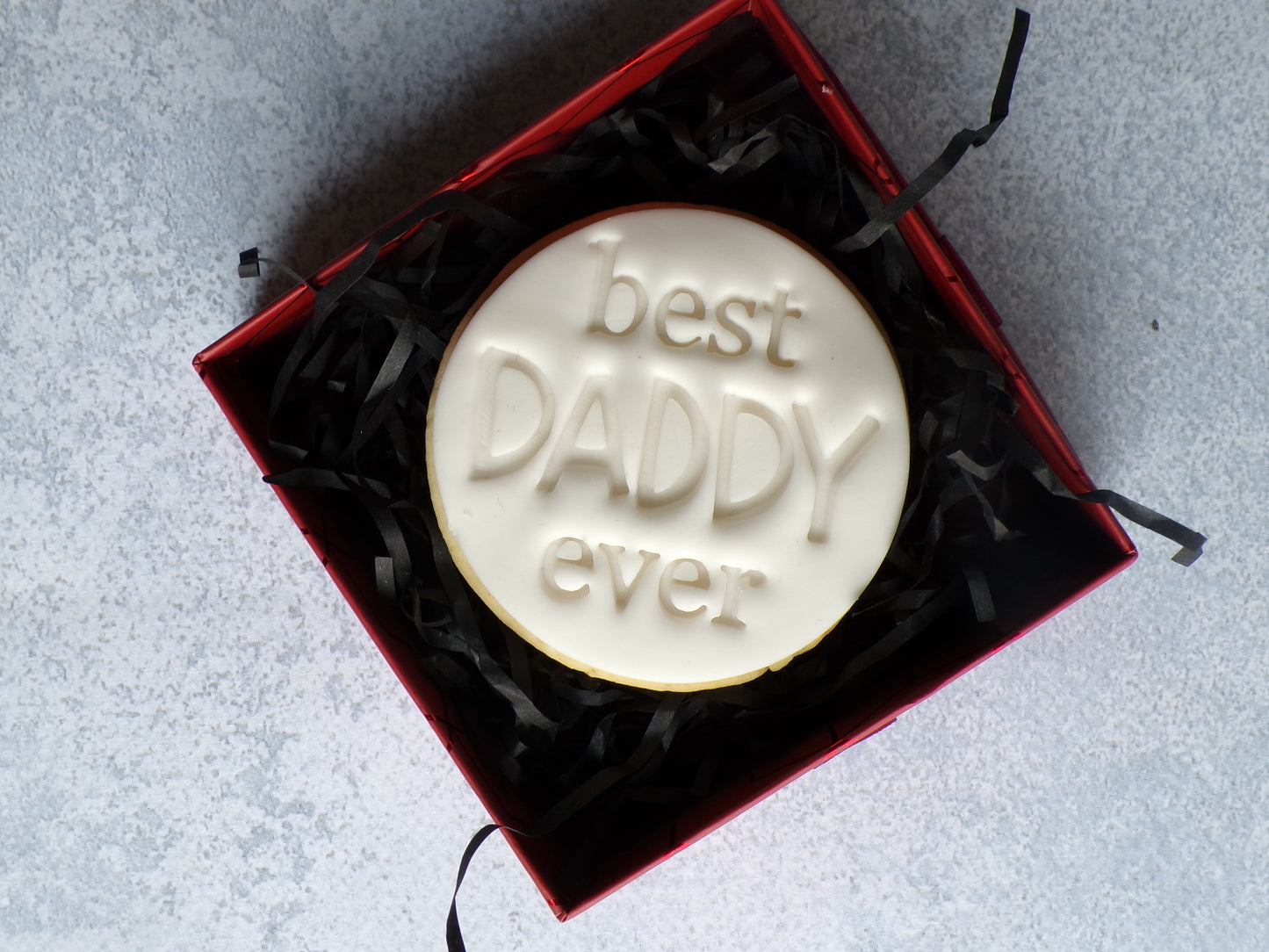 Biscuit sablé décoré en pâte à sucre, biscuit en forme ronde avec l'inscription "best daddy ever"