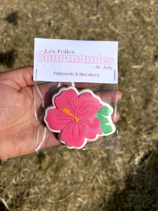 Biscuit décoré Hibiscus posé sur grille de refroidissement, création Les Folies Gourmandes de Judy.