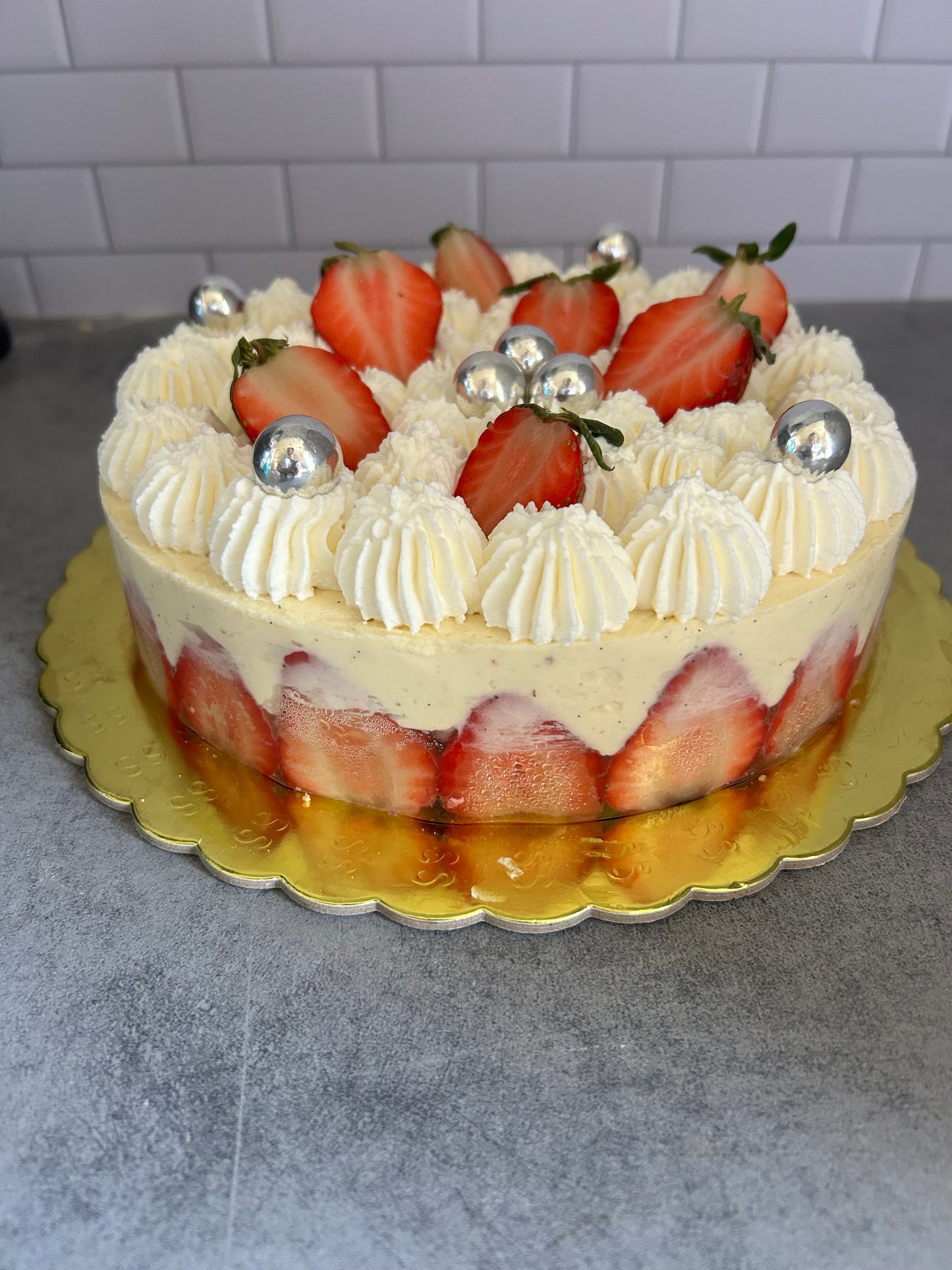 Fraisier composé de deux génoise, une crème mousseline et des fraise fraiche