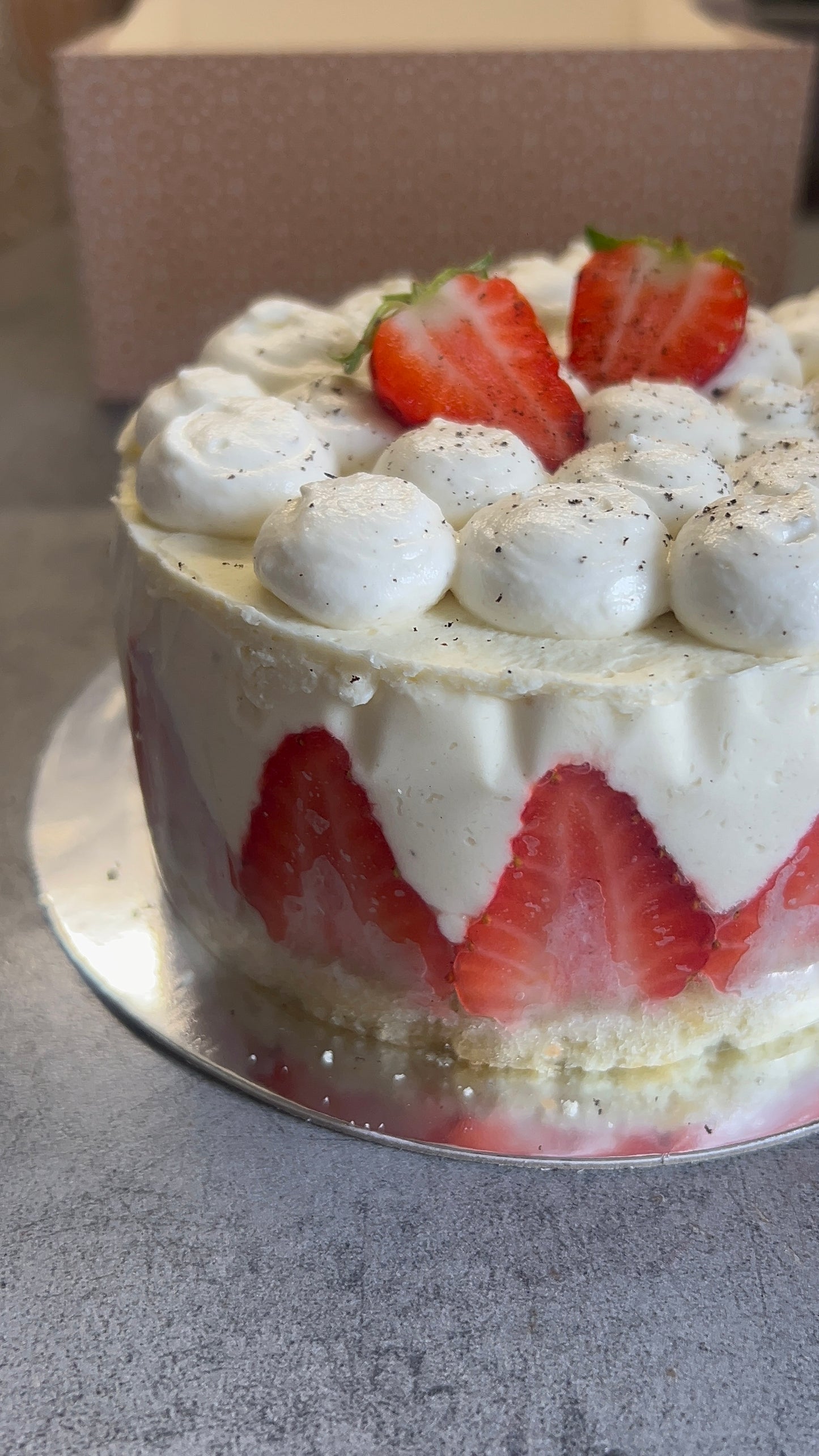Fraisier composé de deux génoise, une crème mousseline et des fraise fraiche