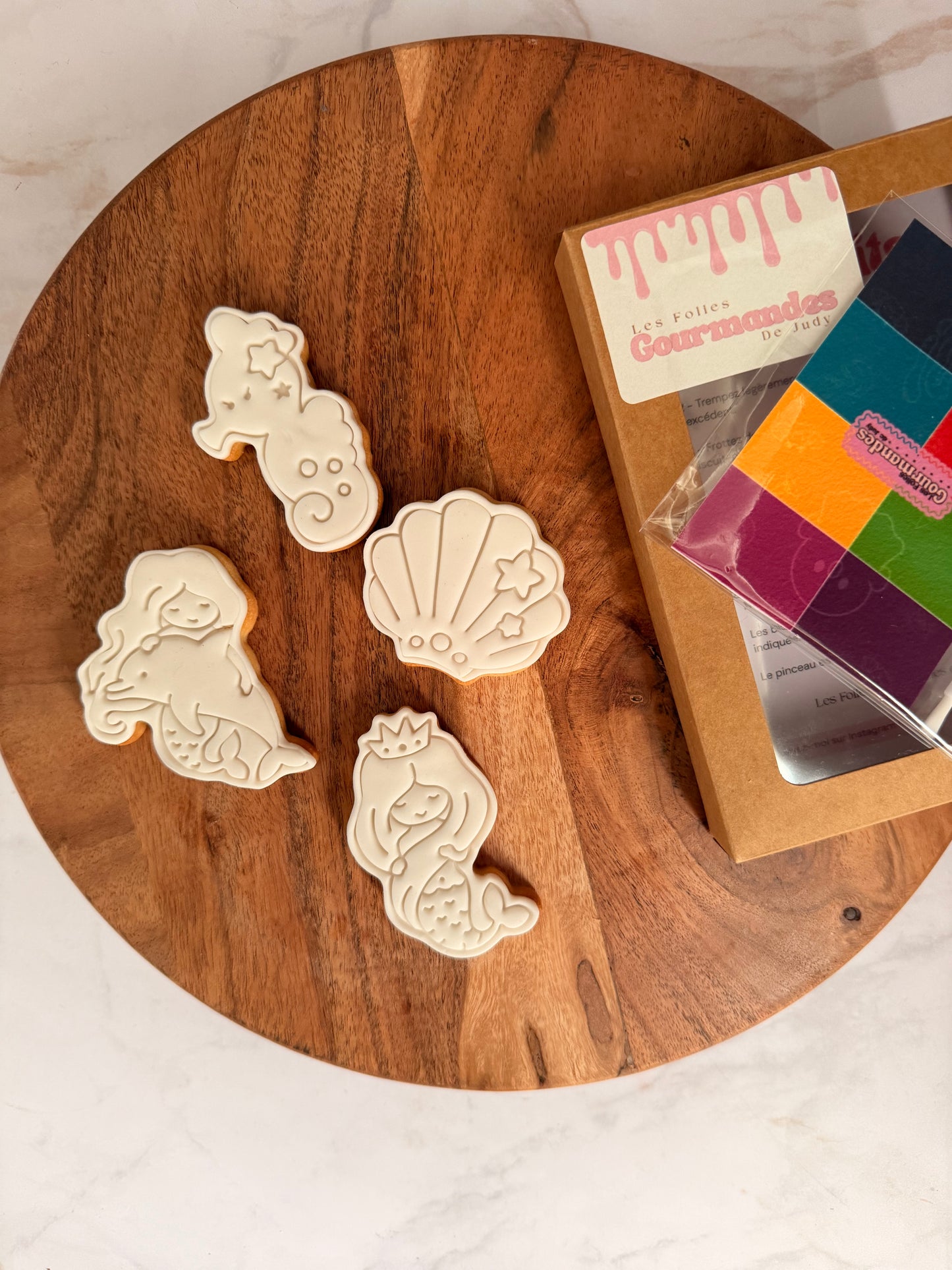 Kit biscuits à peindre Sirène - Les Folies Gourmandes de Judy - biscuits décorés artisanaux
Biscuits sirène, coquillage et hippocampe à peindre avec palette de peinture alimentaire
Activité gourmande pour enfants - Kit biscuits à décorer comestibles thème sirène
