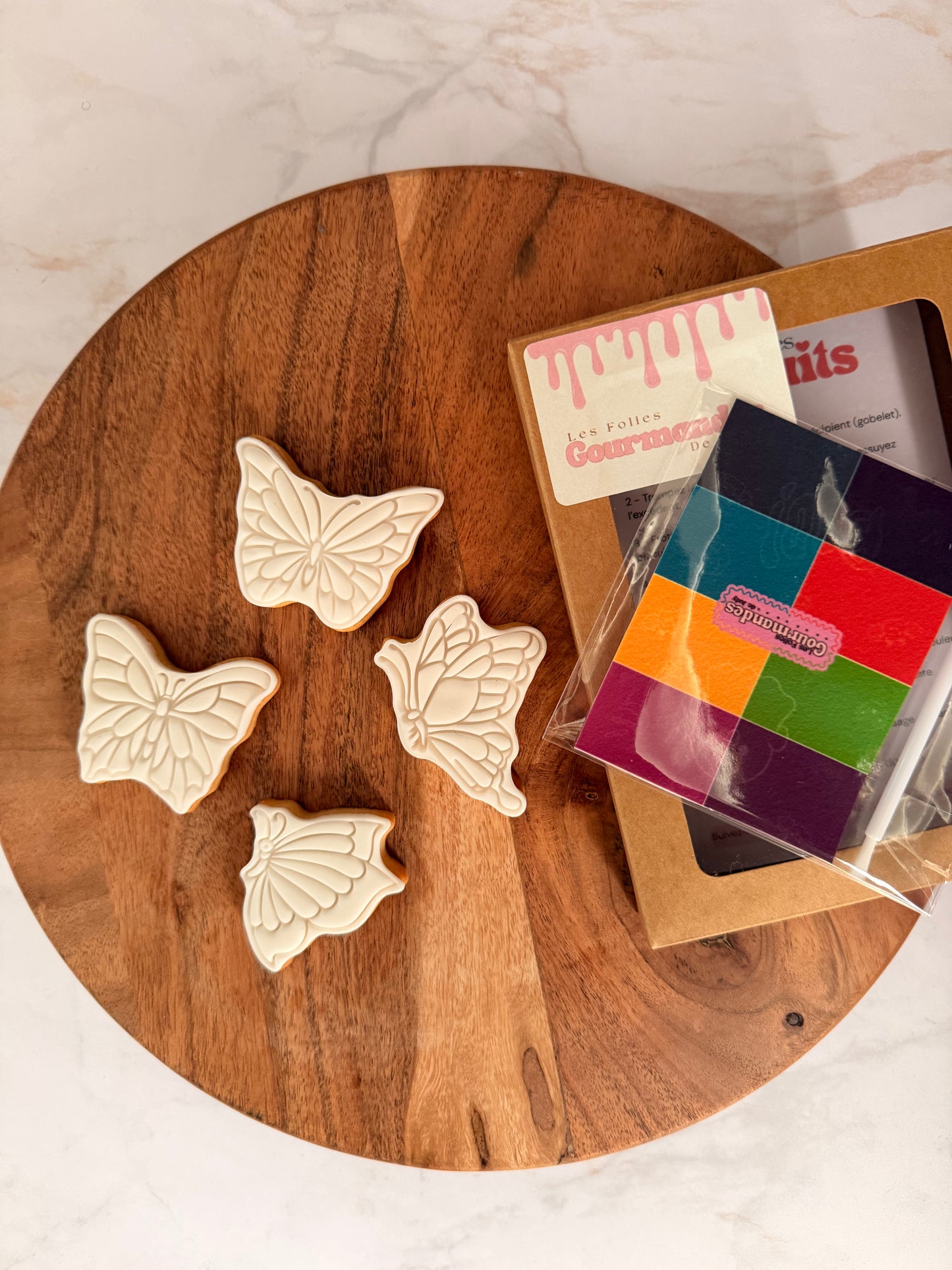 Kit biscuits à peindre Papillons – Les Folies Gourmandes de Judy – biscuits artisanaux à décorer
Biscuits en forme de papillons et fleurs à peindre avec palette de peinture alimentaire
Activité gourmande et créative pour enfants – Kit biscuits Papillons artisanal
Coffret pâtisserie enfant – kit biscuits à peindre avec pinceau et palette comestible