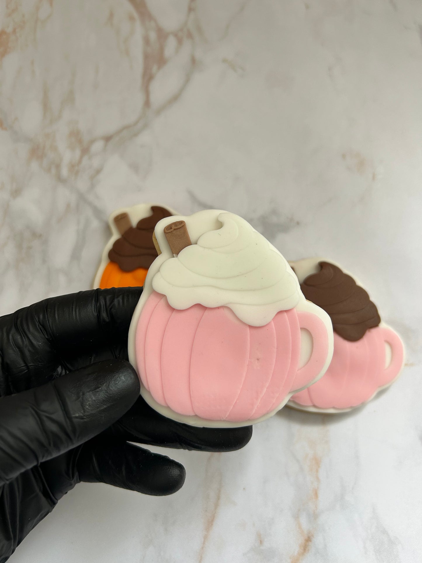 Biscuit décoré latte citrouille en pâte sucrée – création artisanale Les Folies Gourmandes de Judy
