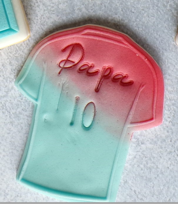 Biscuit sablé maillot de foot dégrader de couleur bleu et rouge. inscription "papa" en haut et numéro 10 en-dessous et au milieu
