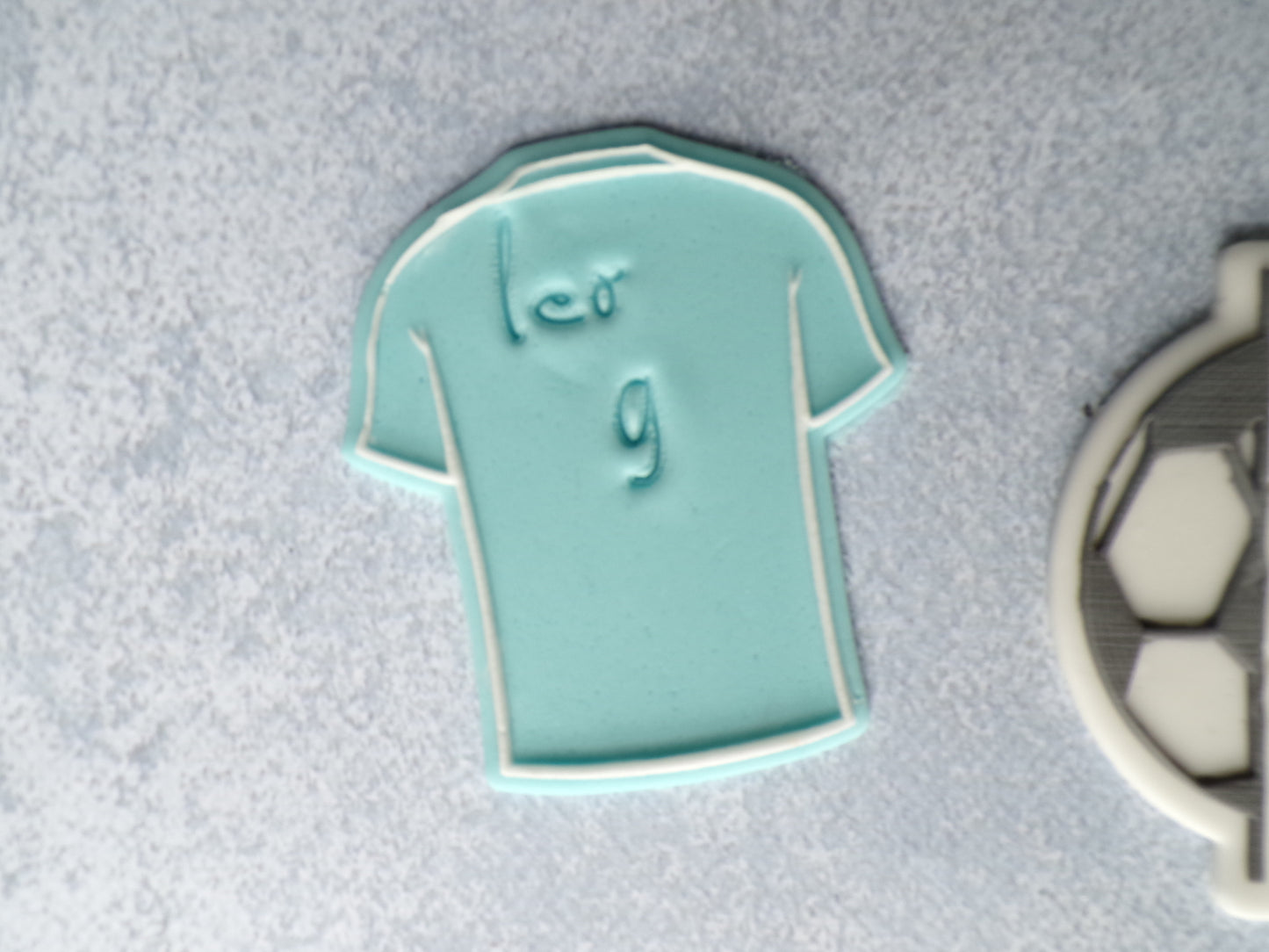 Biscuit sablé décoré de pâte à sucre, en forme de maillot de foot de couleur bleu ciel