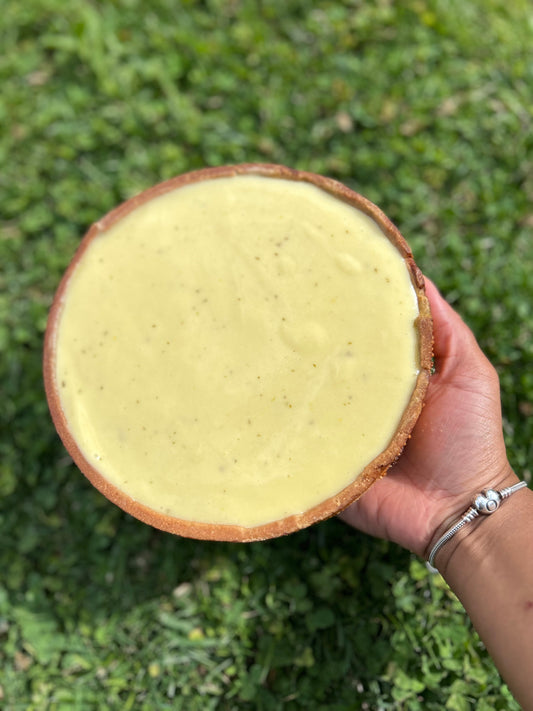 Tarte au citron basilic est composée d'une pùte sucrée, un crémeux citron basilic avec du zeste de citron vert