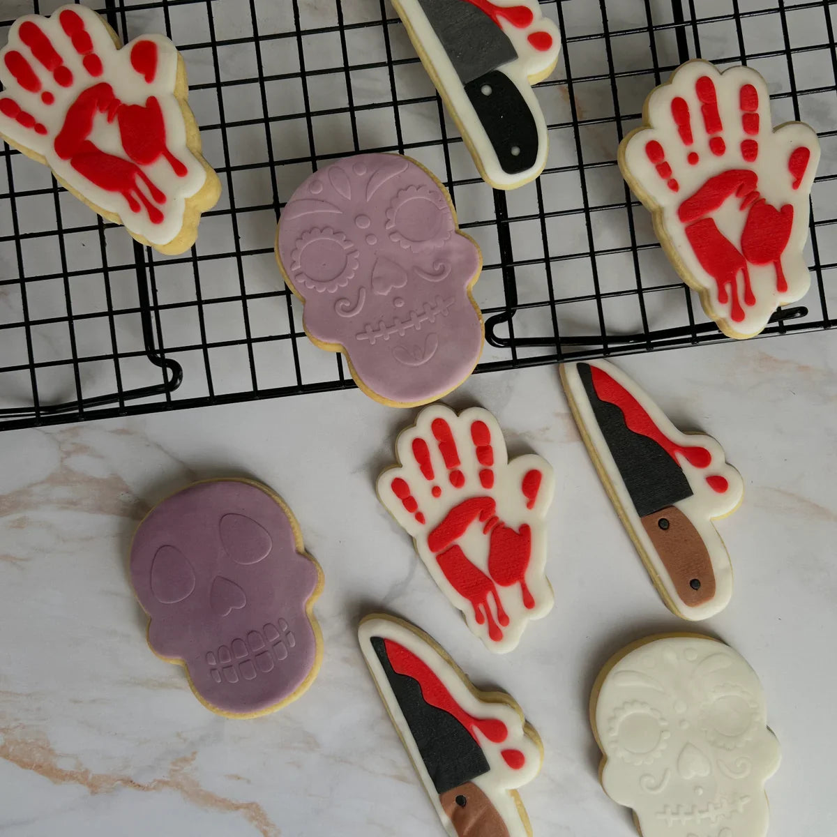 Biscuits sablés décorés Halloween mains sanguinolentes, couteaux, têtes de mort