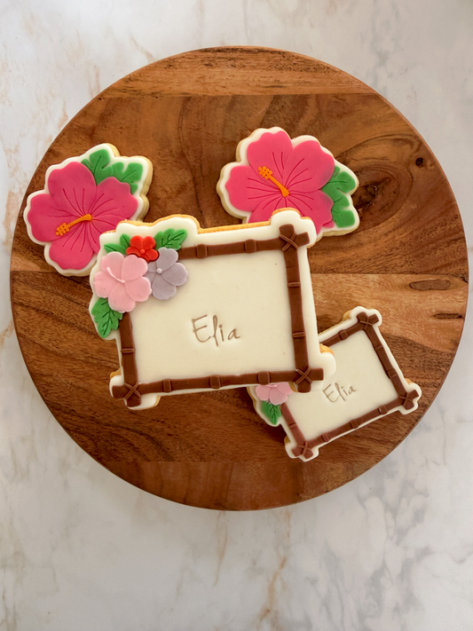 Biscuit décoré thème tropical Ahloa avec fleur d’hibiscus rose

Sablé artisanal exotique décoré en pâte à sucre

Biscuits décorés ambiance îles paradisiaques