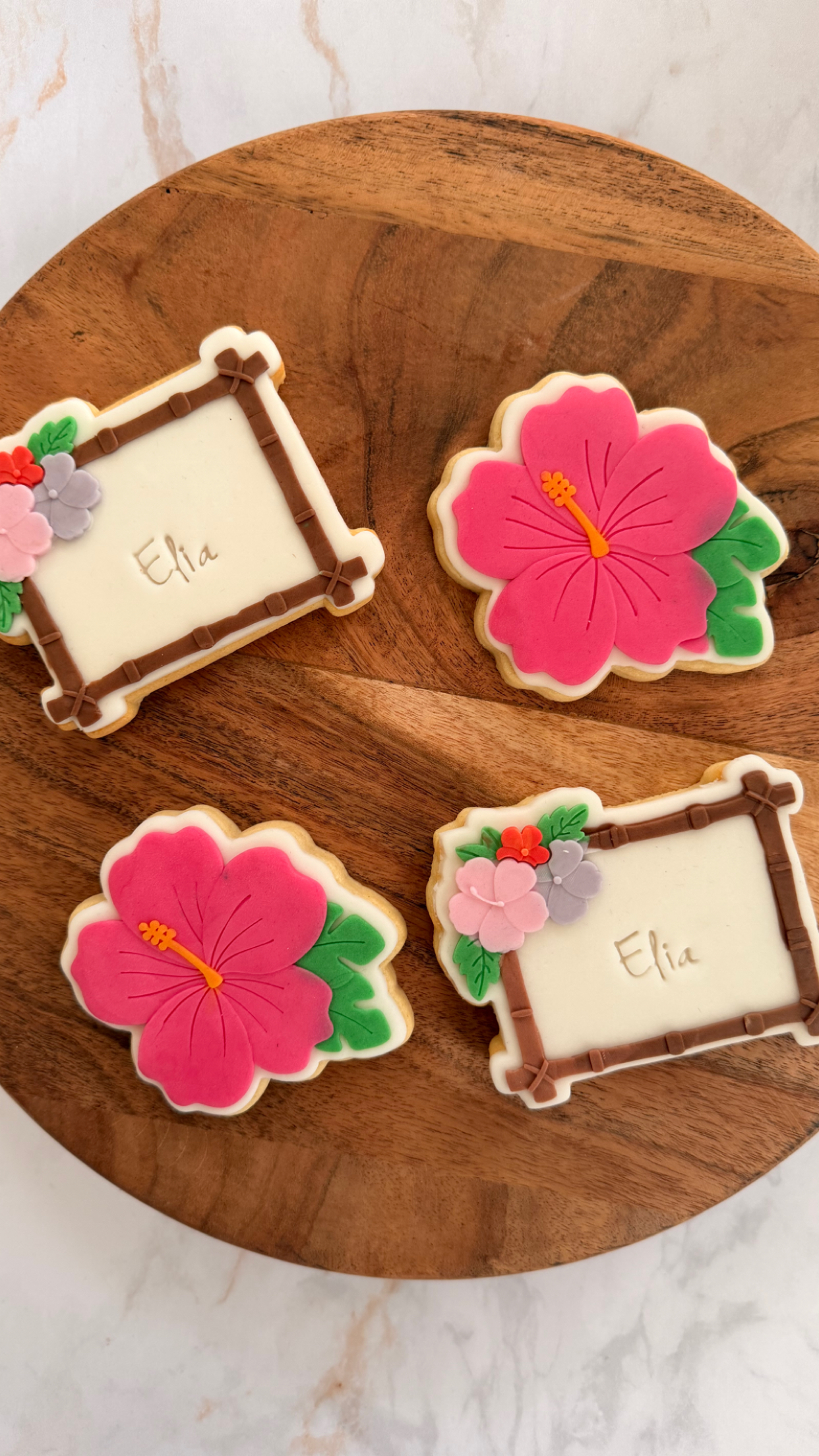 Biscuit décoré thème tropical Ahloa avec fleur d’hibiscus rose

Sablé artisanal exotique décoré en pâte à sucre

Biscuits décorés ambiance îles paradisiaques