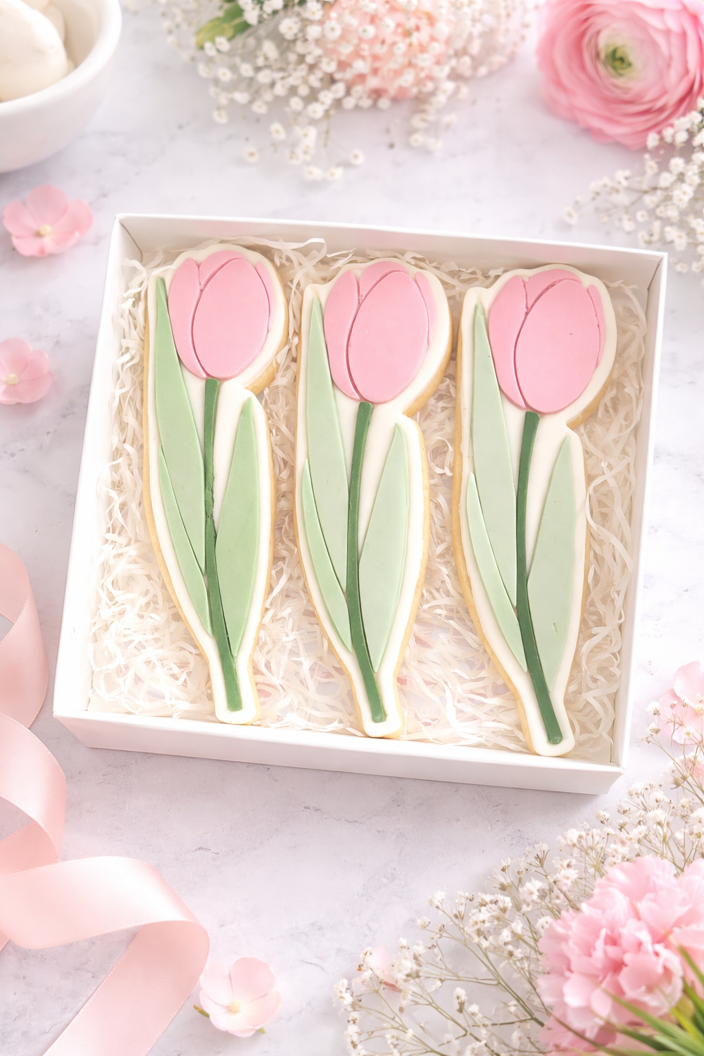 Coffret de 3 biscuits décorés artisanaux en forme de tulipes roses et vertes, présentés dans une boîte élégante prête à offrir.