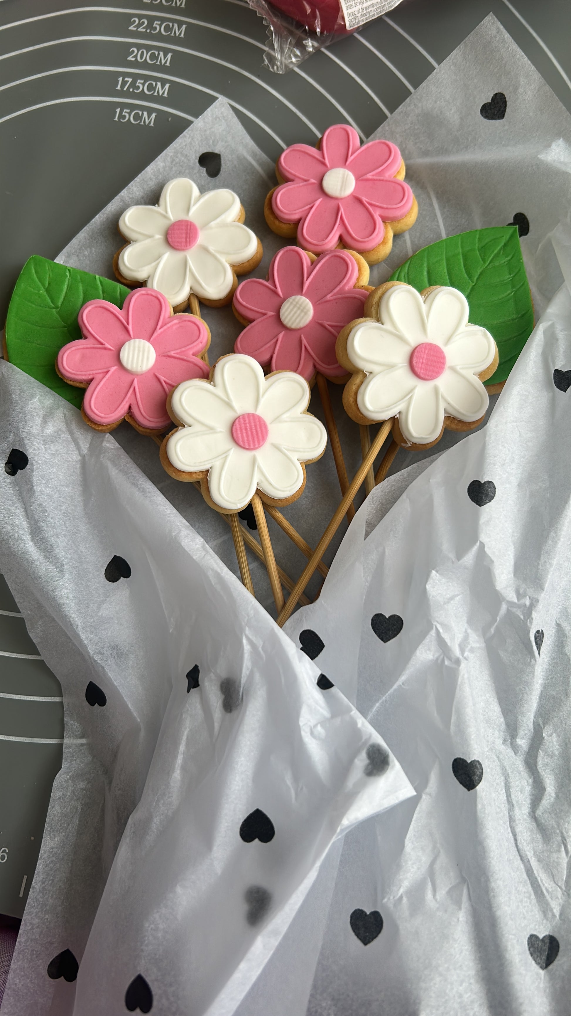 bouquet de biscuits décorés en forme de marguerites pastel
