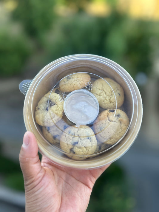 Une box de 10 mini cookies avec un pote de sauce sucré au milieur