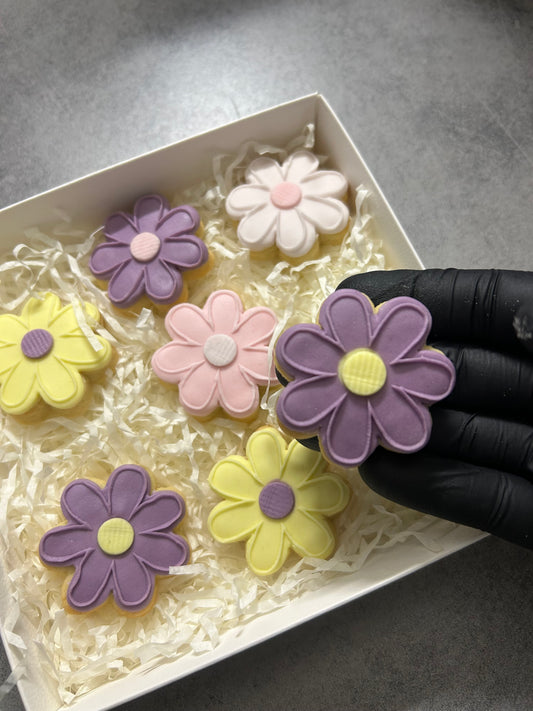 Coffret gourmand biscuits décorés fleurs pastel – Les Folies Gourmandes de Judy

Biscuits sablés artisanaux décorés en pâte à sucre

Coffret floral gourmand, pâtisserie artisanale française