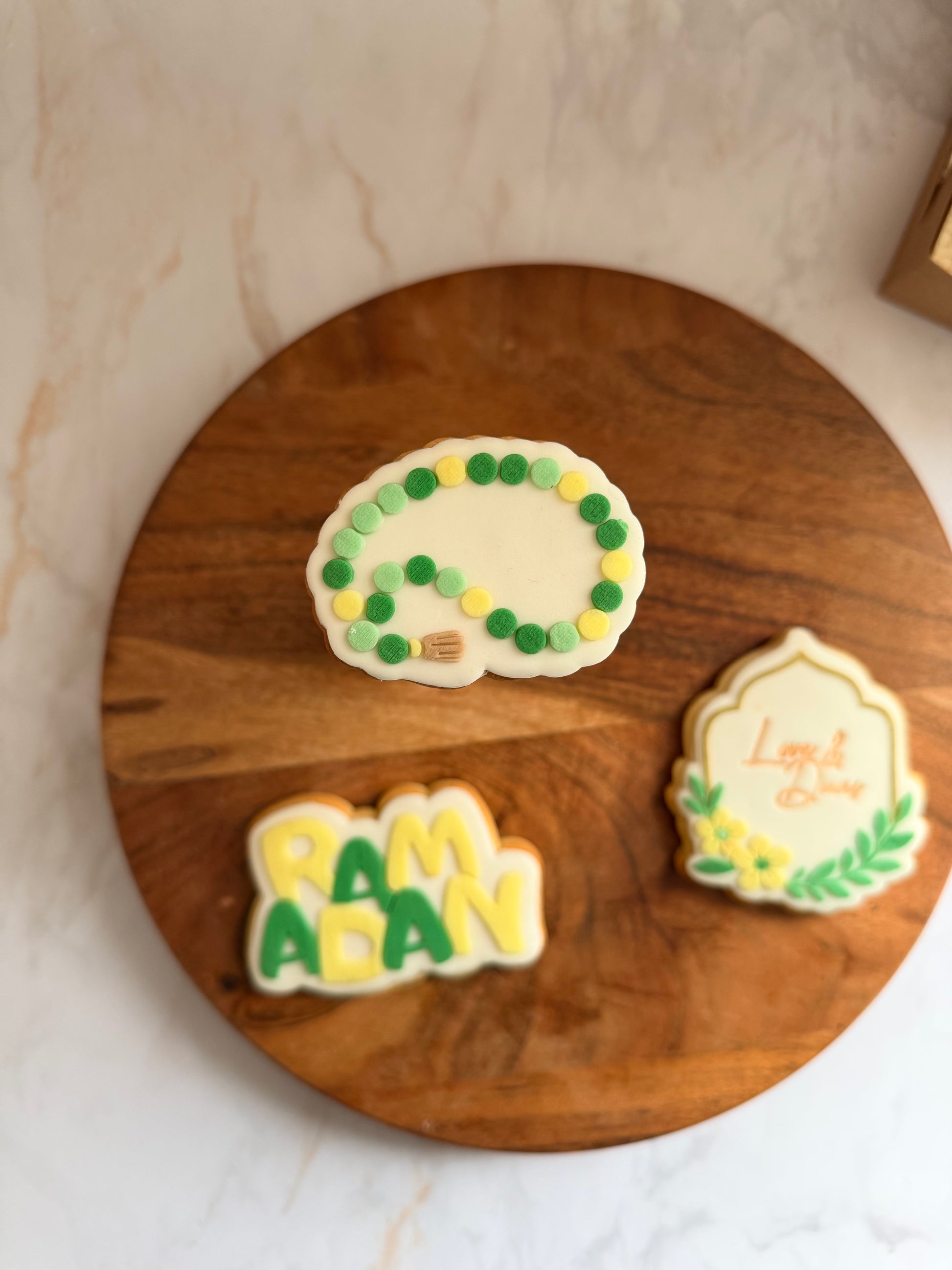 Biscuits décorés Ramadan artisanaux en pâte à sucre vert et jaune, sablés personnalisés faits main pour Eid.