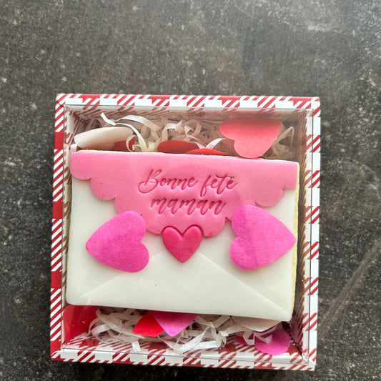 biscuit sablé décoré en pâte à sucre de couleur blanche et rose