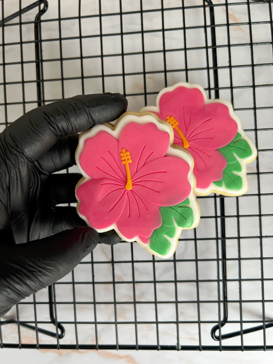 Biscuit décoré Hibiscus posé sur grille de refroidissement, création Les Folies Gourmandes de Judy.