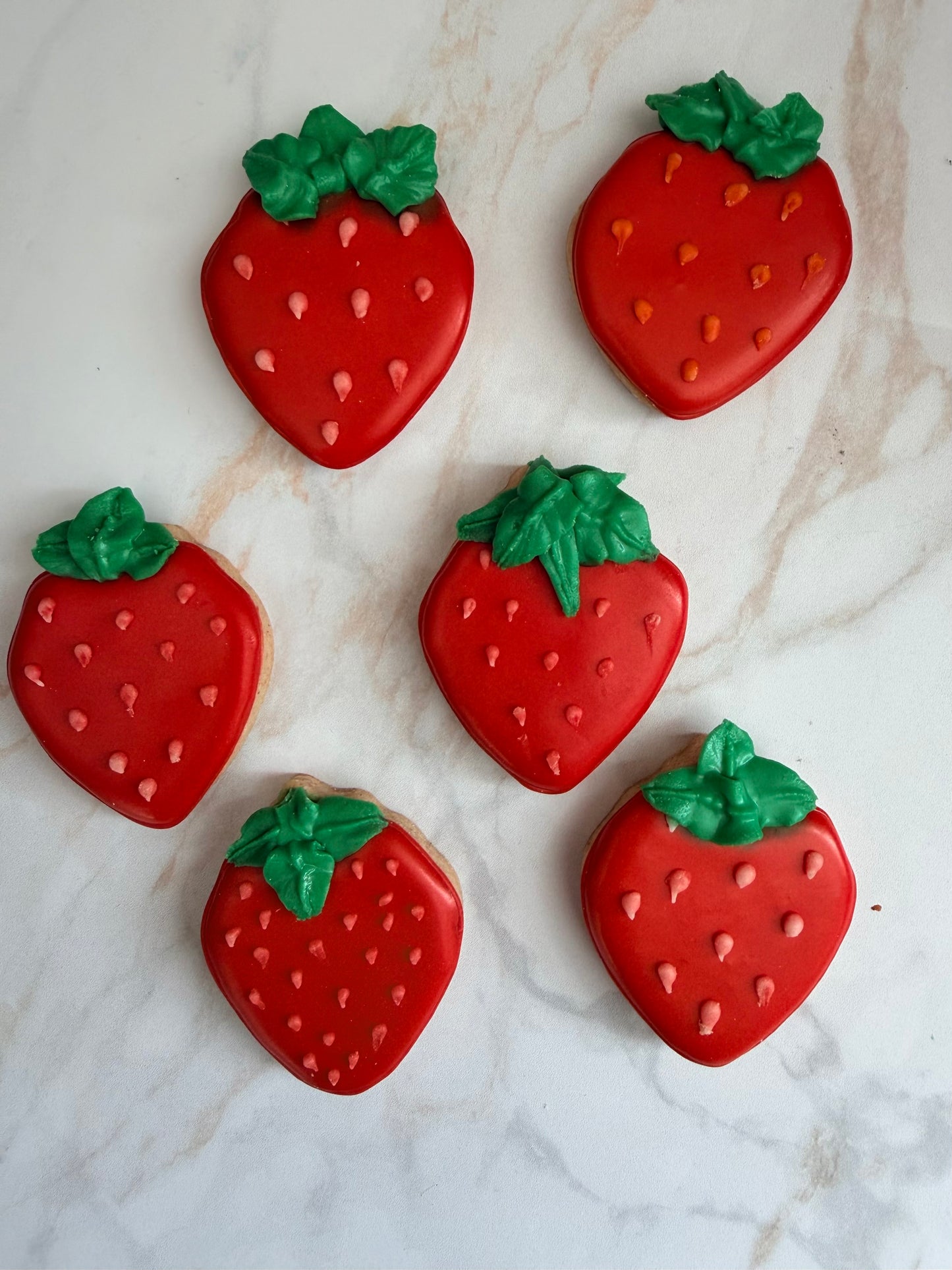 Boîte de biscuits artisanaux décorés en forme de fraises pour la Saint-Valentin, faits maison