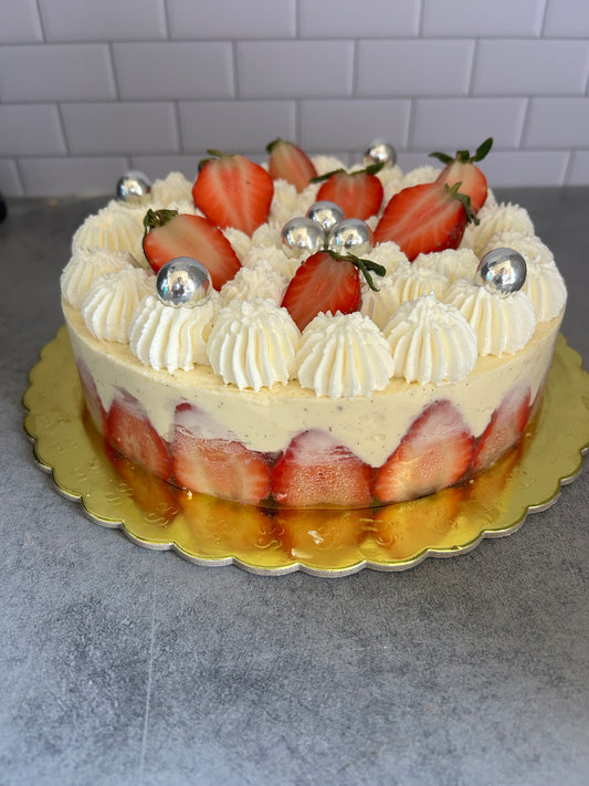 Fraisier composé de deux génoise, une crème mousseline et des fraise fraiche