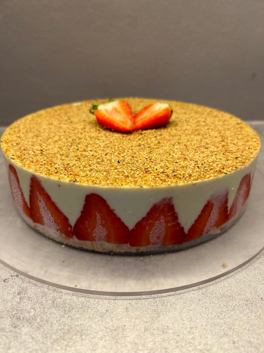 Fraisier composé de deux génoise, une crème mousseline à la pistache et des fraise fraiche.