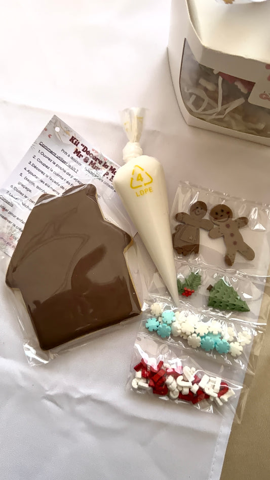 Kit de décoration biscuit “La douce maison de Mr & Mme P.” comprenant un biscuit maison en vanille, une poche de glaçage royal blanc et des décors en pâte à sucre et sucre – Les Folies Gourmandes de Judy.