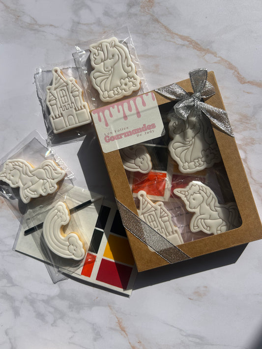 Biscuits licorne décorés en pâte à sucre blanche avec plaquette de peinture alimentaire et pinceau jetable