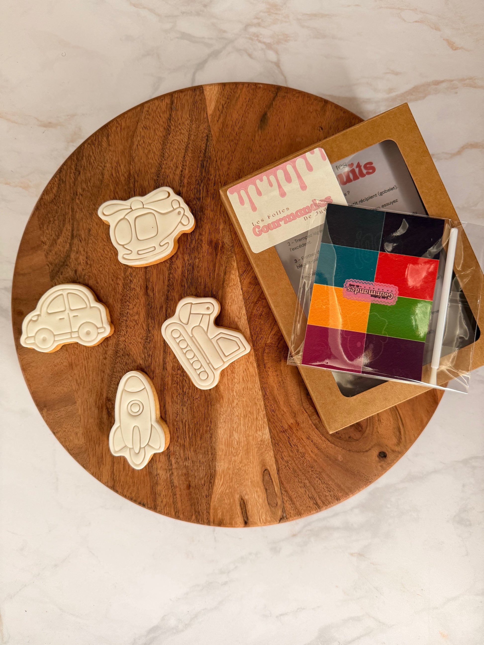 Kit biscuits à peindre Voiture – Les Folies Gourmandes de Judy – activité pâtisserie enfant

Biscuits sablés en forme de voiture à peindre avec palette alimentaire

Activité gourmande et ludique pour enfants – Kit biscuits Voiture artisanal

Coffret créatif à offrir – kit biscuits à décorer comestibles thème voiture