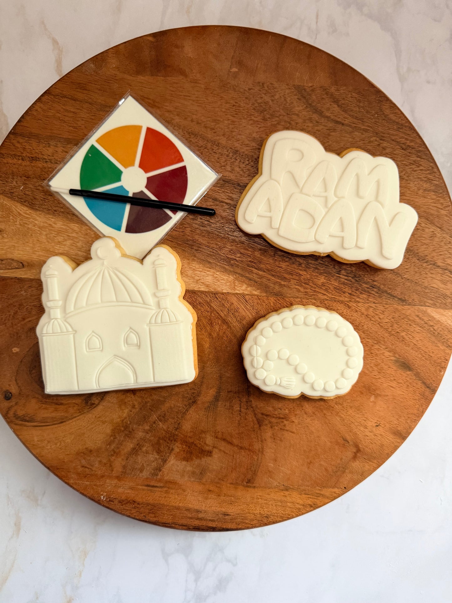 Coffret de biscuits à peindre Ramadan avec mosquée, tasbih et inscription Ramadan décorés en pâte à sucre