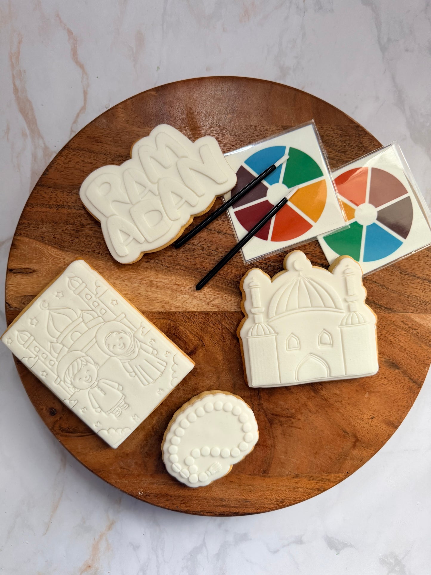 Coffret premium de biscuits à peindre spécial Ramadan avec biscuits décorés en pâte à sucre, palettes de peinture alimentaire et pinceaux