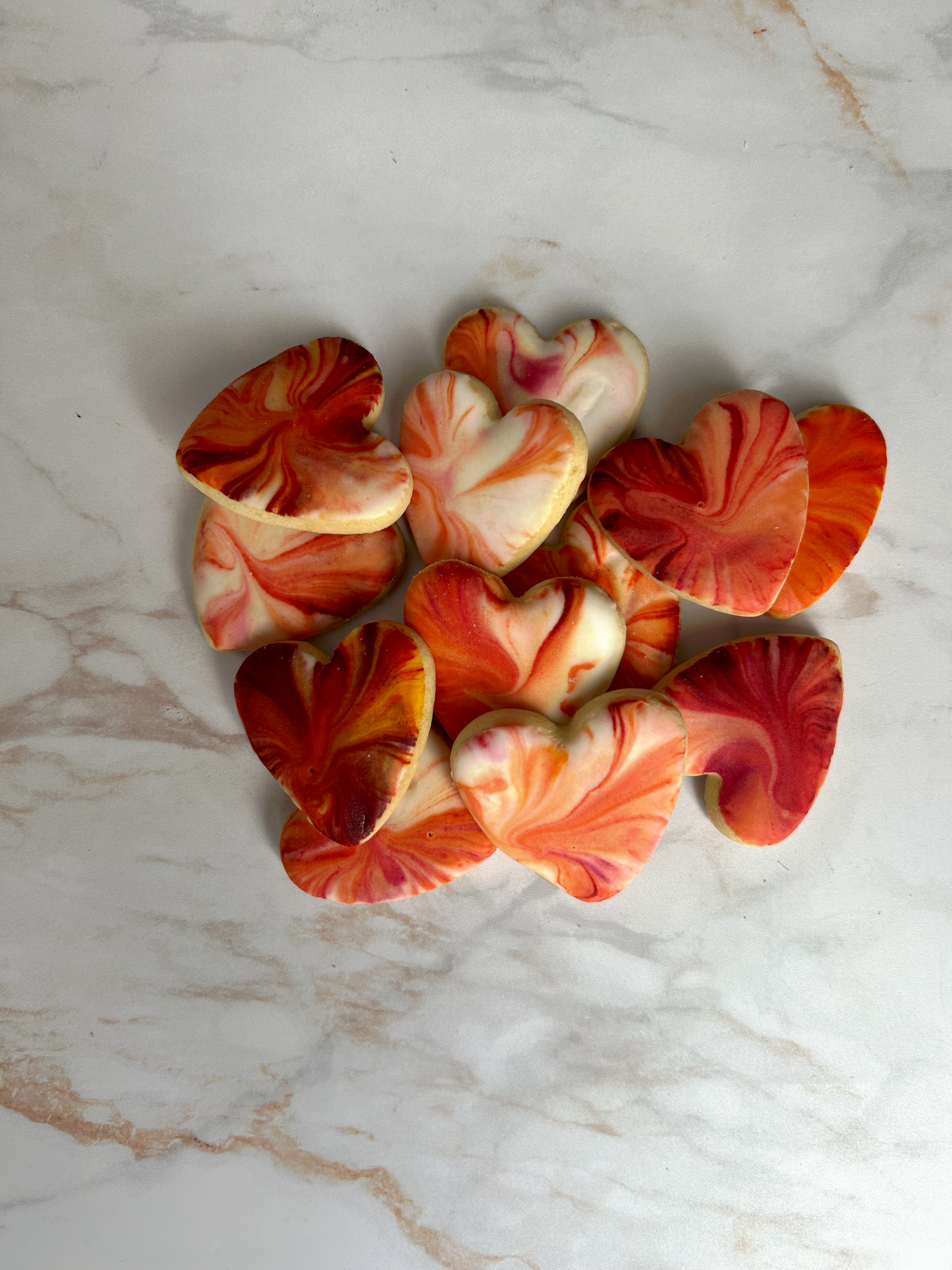 Biscuit cœur marbré rouge et ivoire au glaçage royal, décor artisanal.

Détail d’un biscuit sablé en forme de cœur, glaçage royal marbré.

Lot de biscuits cœurs décorés, création artisanale Les Folies Gourmandes de Judy.