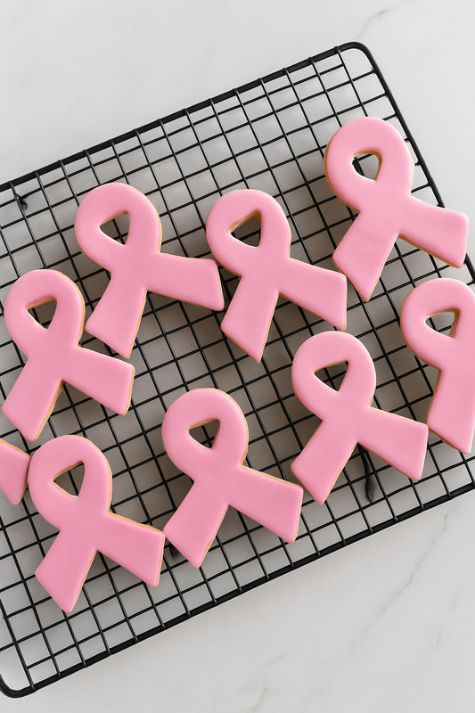 Biscuits artisanaux en forme de ruban rose décorés en pâte à sucre, symbole de la lutte contre le cancer du sein – gourmandise solidaire Octobre Rose