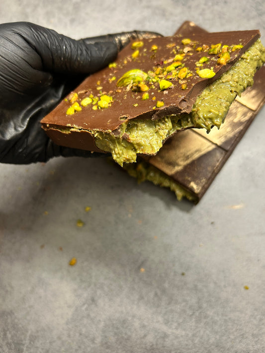 Tablette de chocolat fouré à la pate à pistache maison et feuilletine