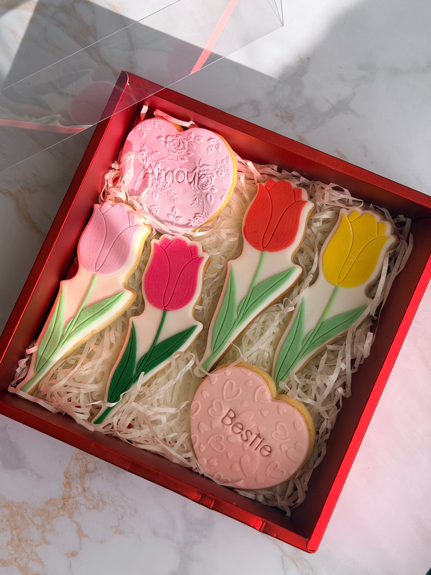 Coffret de biscuits décorés tulipes personnalisables avec biscuits cœur message personnalisé cadeau gourmand artisanal