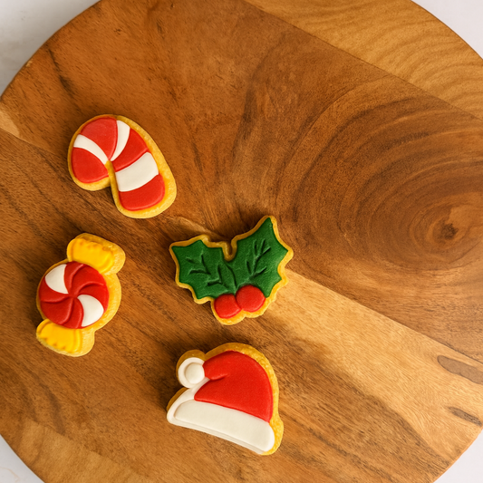 Biscuit décoré en forme de Lettre du Père Noël avec bonnet rouge et feuilles de houx, personnalisation des couleurs, fabrication artisanale.