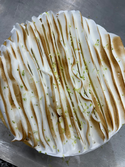 Tarte au citron meringuée est composée d'une pâte sucrée, un crémeux citron et une meringue italienne avec du zeste de citron vert
